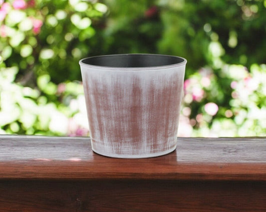 Maceta redonda de plástico reciclado de 15 cm, con textura en tonos marrones y marfil, para interior y exterior.