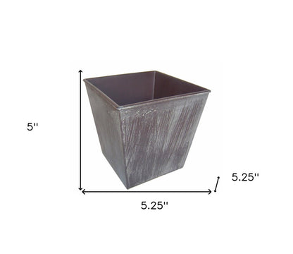 Maceta cuadrada de 5" de plástico reciclado, con textura en tonos marrón y blanquecino, para interior y exterior.