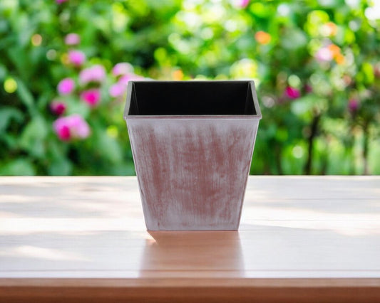 Maceta cuadrada de 5" de plástico reciclado, con textura en tonos marrón y blanquecino, para interior y exterior.