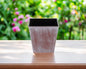Maceta cuadrada de 5" de plástico reciclado, con textura en tonos marrón y blanquecino, para interior y exterior.