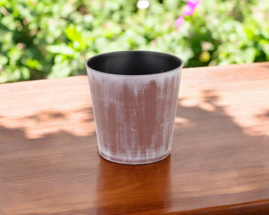 Maceta redonda de 5" de plástico reciclado, con textura en tonos marrón y blanquecino, para interior y exterior.