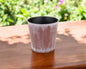Maceta redonda de 5" de plástico reciclado, con textura en tonos marrón y blanquecino, para interior y exterior.