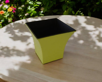Maceta cuadrada de plástico reciclado amarillo de 5" para interior y exterior