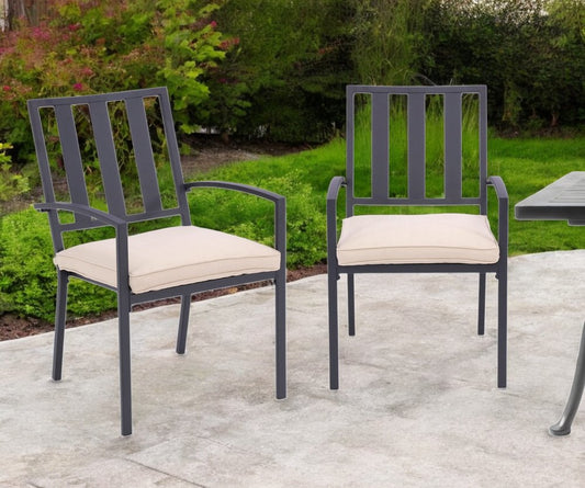 Juego de dos sillas de comedor apilables para exterior de aluminio gris oscuro con cojín beige