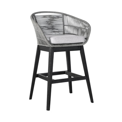 Silla de bar para exteriores de madera maciza gris claro de 43" con respaldo bajo y reposapiés