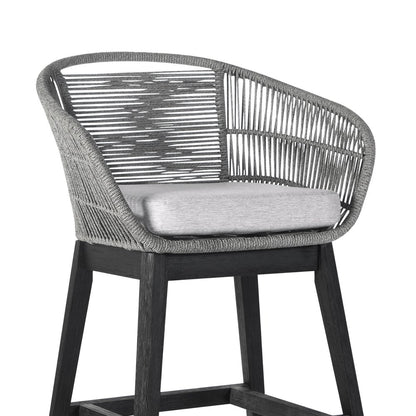 Silla de bar para exteriores de madera maciza gris claro de 43" con respaldo bajo y reposapiés