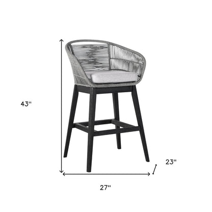 Silla de bar para exteriores de madera maciza gris claro de 43" con respaldo bajo y reposapiés