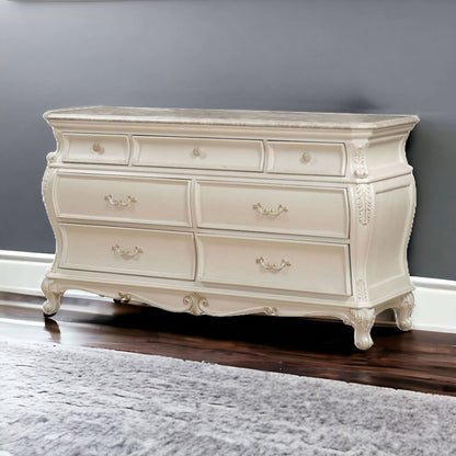 Cómoda triple de siete cajones de madera maciza y manufacturada color perla de 66"