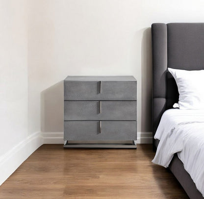Mesita de noche de tres cajones de madera maciza y manufacturada de 22" en color gris