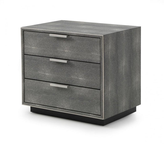 Mesita de noche de tres cajones de 22" de madera maciza y manufacturada de color gris.
