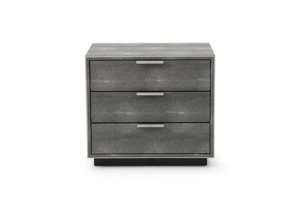 Mesita de noche de tres cajones de 22" de madera maciza y manufacturada de color gris.
