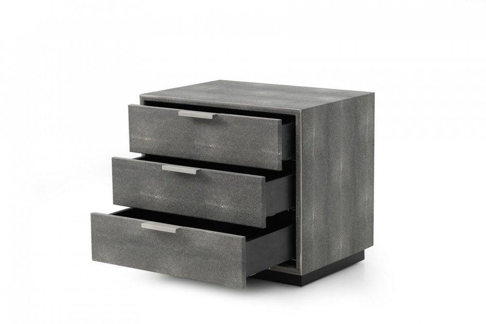 Mesita de noche de tres cajones de 22" de madera maciza y manufacturada de color gris.
