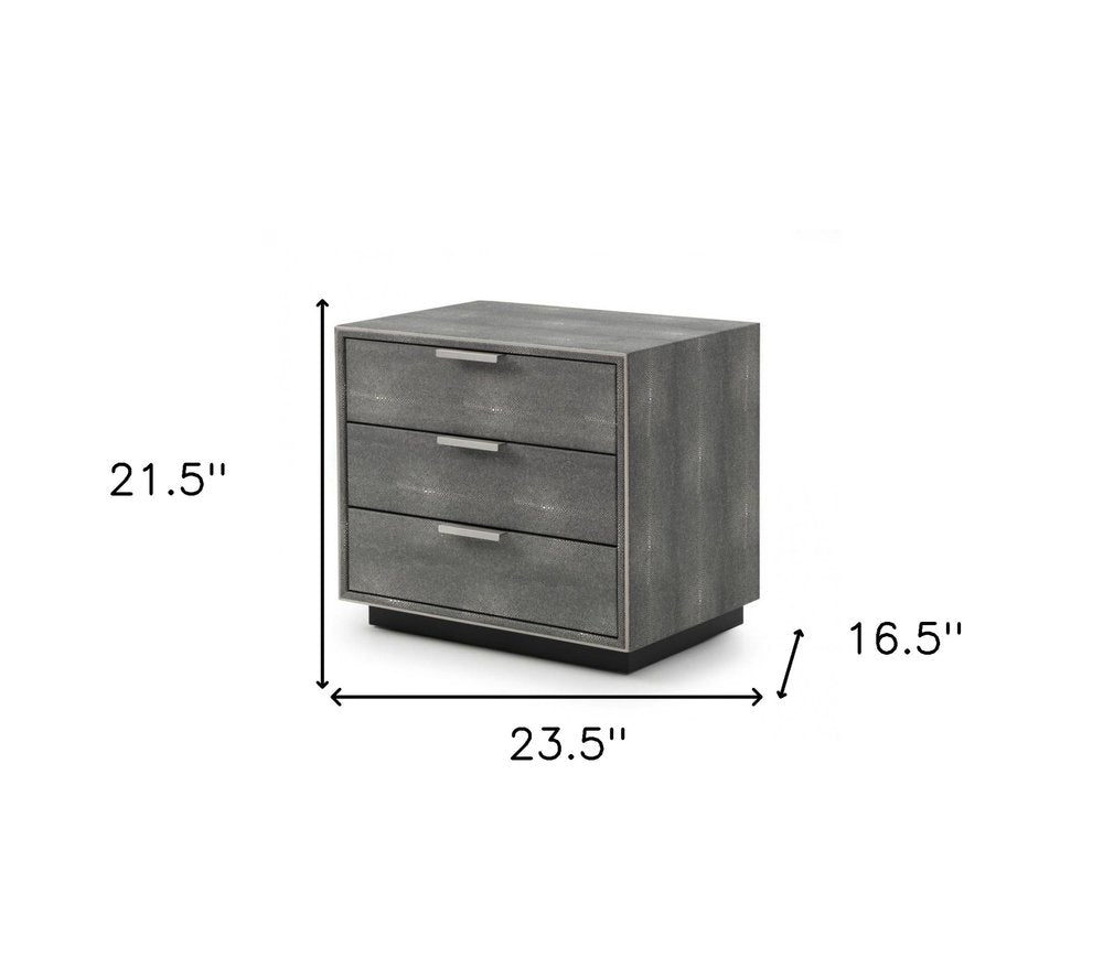 Mesita de noche de tres cajones de 22" de madera maciza y manufacturada de color gris.