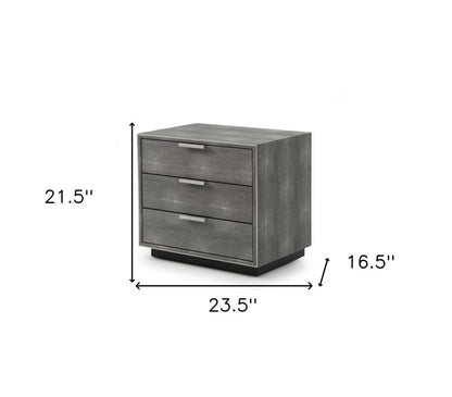 Mesita de noche de tres cajones de 22" de madera maciza y manufacturada de color gris.