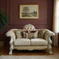 Loveseat de terciopelo color hueso de 73" y cojines decorativos