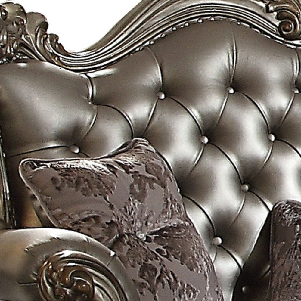 Loveseat de 70" de piel sintética color plata y platino y cojines decorativos