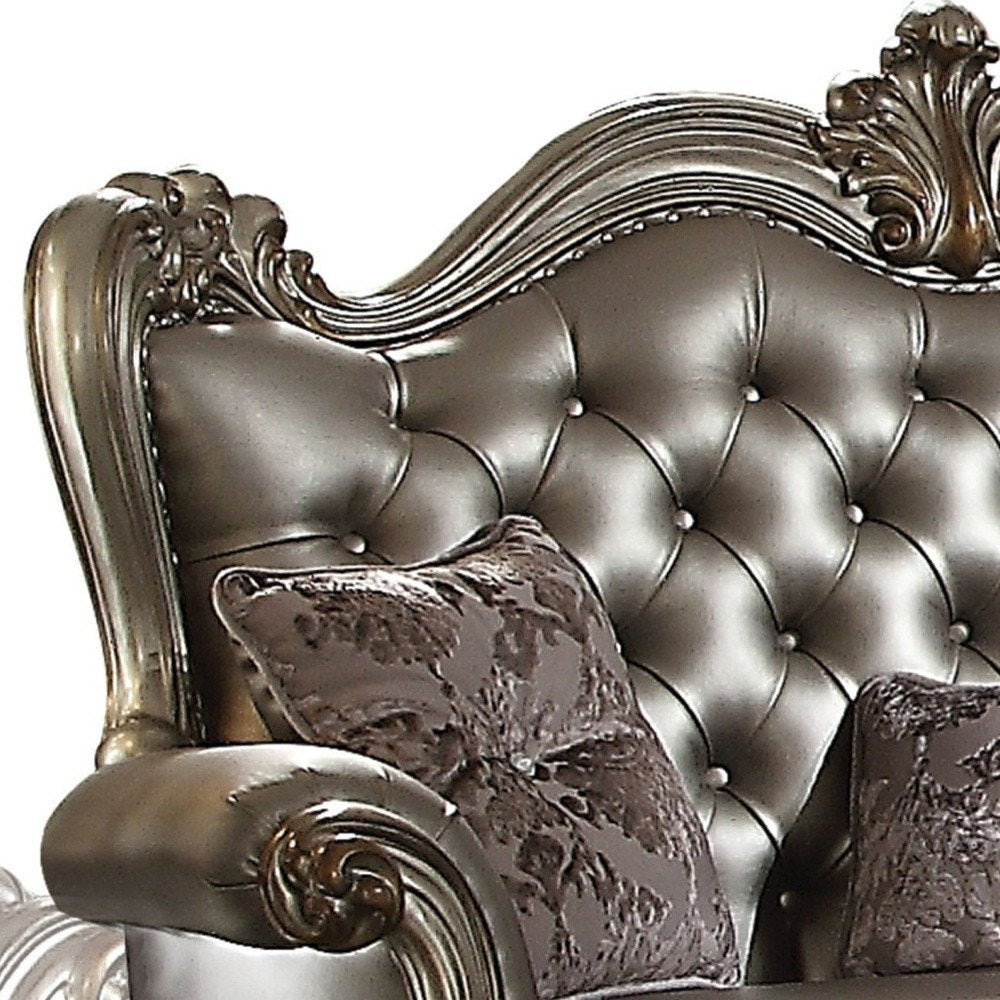 Loveseat de 70" de piel sintética color plata y platino y cojines decorativos
