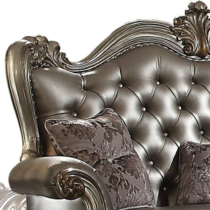 Loveseat de 70" de piel sintética color plata y platino y cojines decorativos