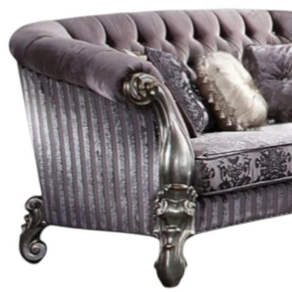 Loveseat de 76" de terciopelo morado y platino con cojines decorativos