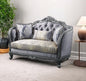 Loveseat de 65" en mezcla de seda gris y platino con cojines decorativos
