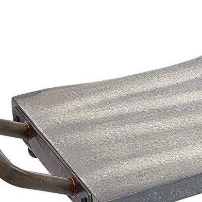 Bandeja para servir de madera y metal gris y negro de 27" con asas