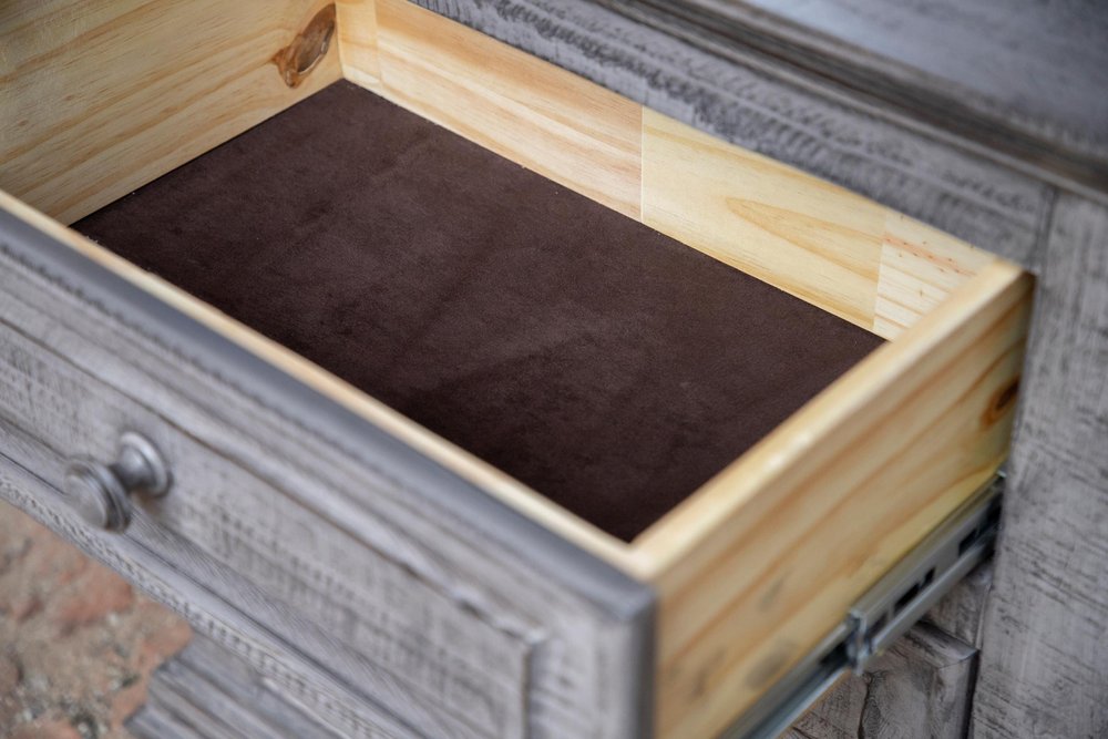 Cómoda de cinco cajones de madera maciza gris de 37"