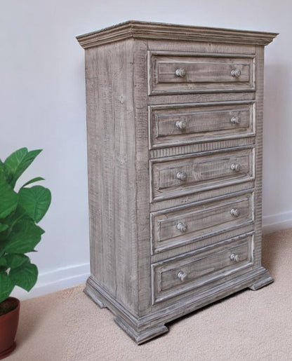 Cómoda de cinco cajones de madera maciza gris de 37"