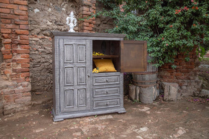 Cómoda de cinco cajones de madera maciza gris de 37"