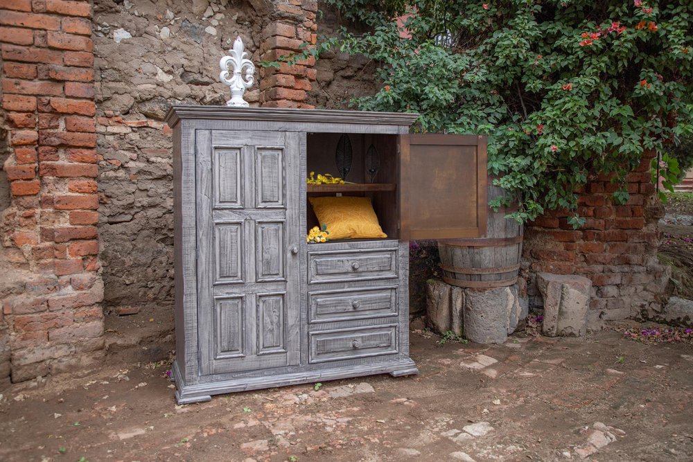Cómoda de cinco cajones de madera maciza gris de 37"
