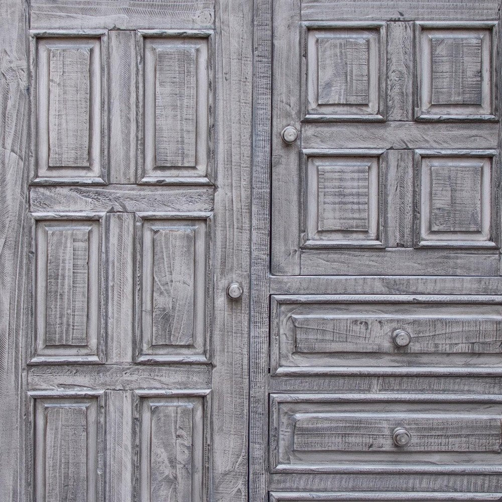 Cómoda de cinco cajones de madera maciza gris de 37"