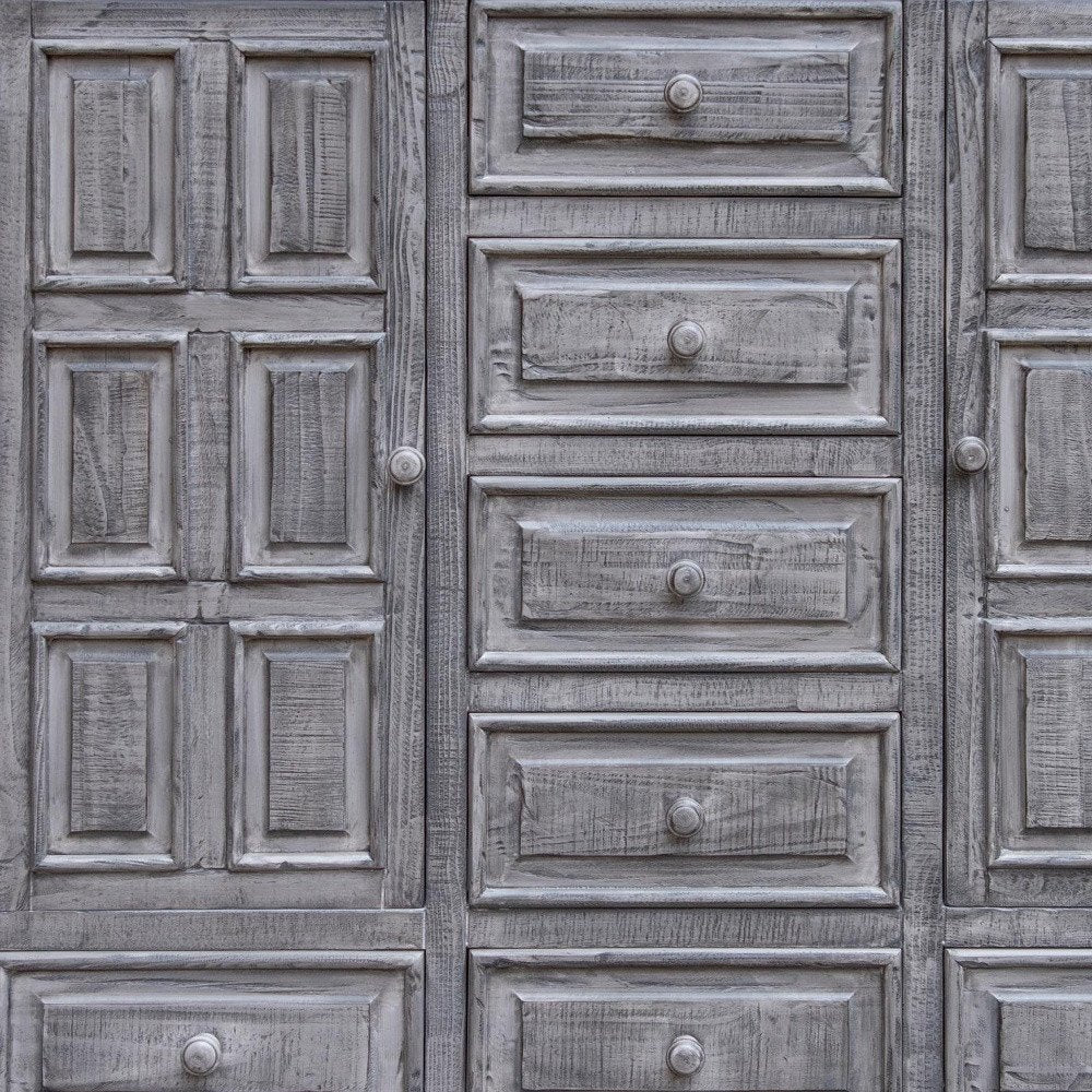 Cómoda de cinco cajones de madera maciza gris de 37"