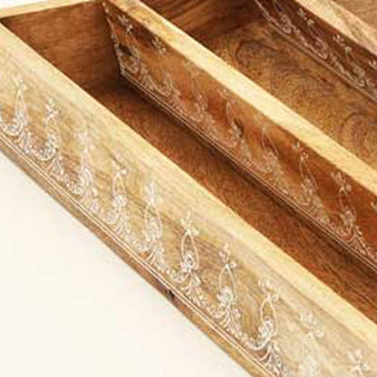 Juego de tres bandejas rectangulares de madera maciza natural con diseño floral, hechas a mano y con asas.
