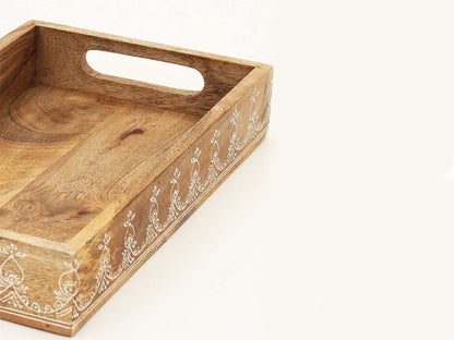 Juego de tres bandejas rectangulares de madera maciza natural con diseño floral, hechas a mano y con asas.