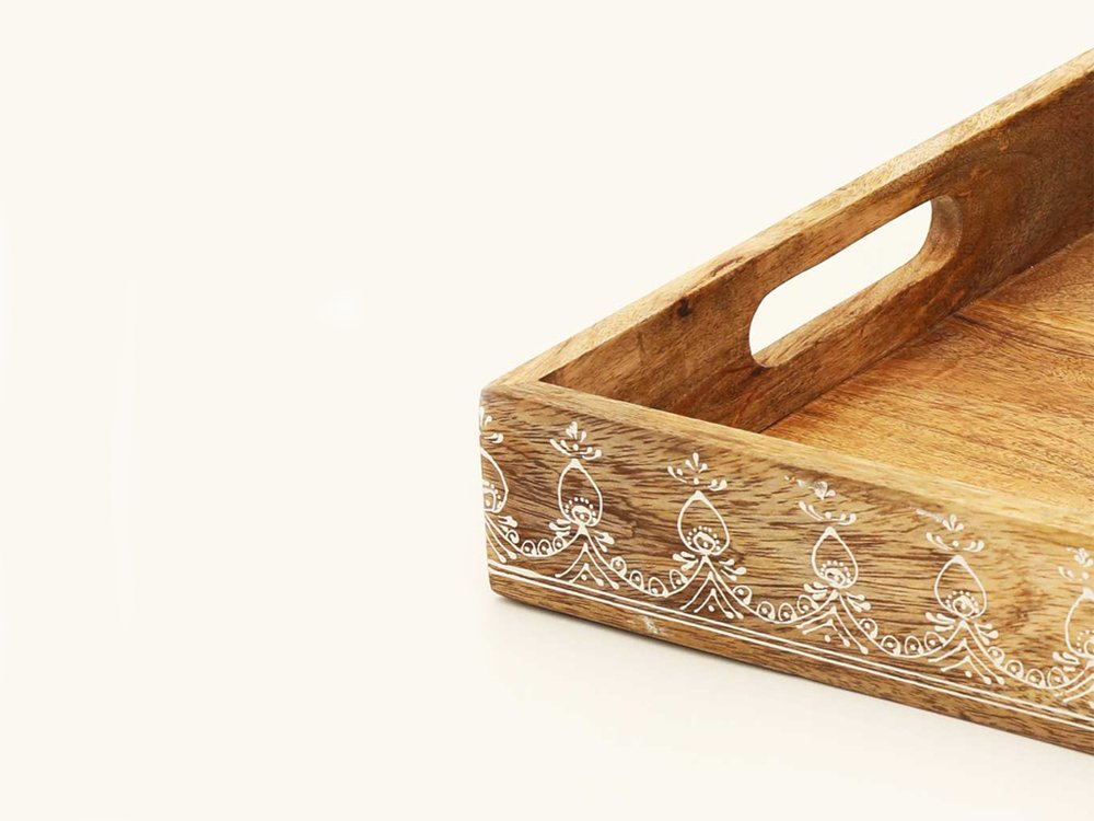Juego de tres bandejas rectangulares de madera maciza natural con diseño floral, hechas a mano y con asas.