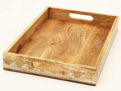 Juego de tres bandejas rectangulares de madera maciza natural con diseño floral, hechas a mano y con asas.