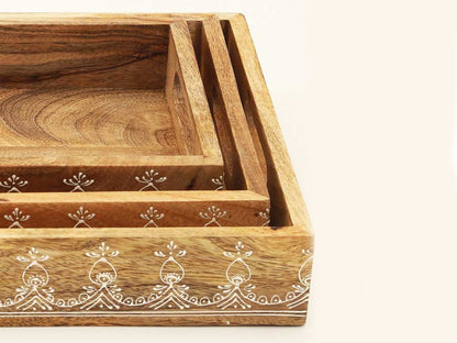 Juego de tres bandejas rectangulares de madera maciza natural con diseño floral, hechas a mano y con asas.