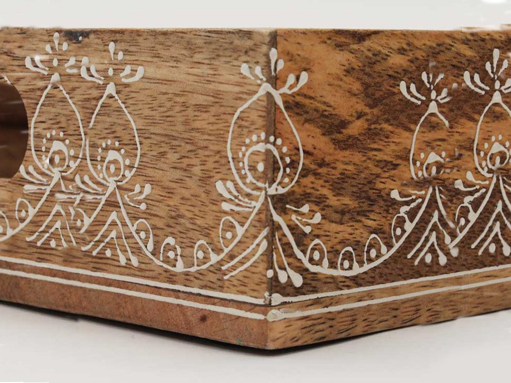 Juego de tres bandejas rectangulares de madera maciza natural con diseño floral, hechas a mano y con asas.
