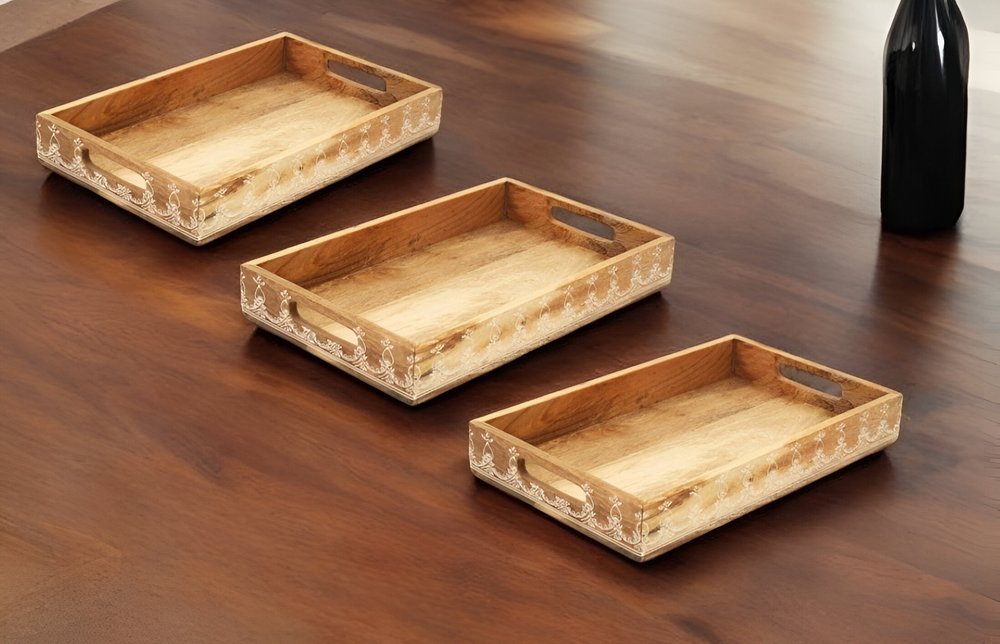 Juego de tres bandejas rectangulares de madera maciza natural con diseño floral, hechas a mano y con asas.