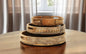 Juego de tres bandejas redondas de madera maciza natural con diseño floral para servir en interiores y exteriores, hechas a mano, con asas.
