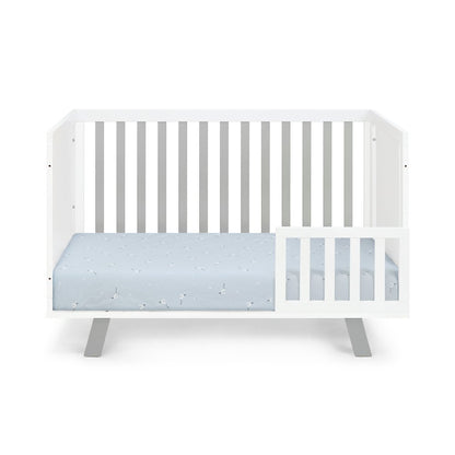 Cuna convertible tres en uno estándar de madera maciza y manufacturada en gris y blanco