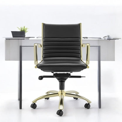 Silla de oficina giratoria ajustable para conferencias, de acero negro y dorado y cuero sintético.