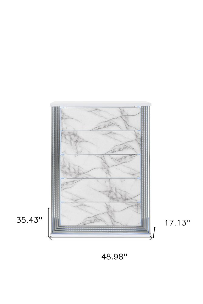 Cómoda de cinco cajones iluminada de 49" con imitación de mármol blanco y plateado