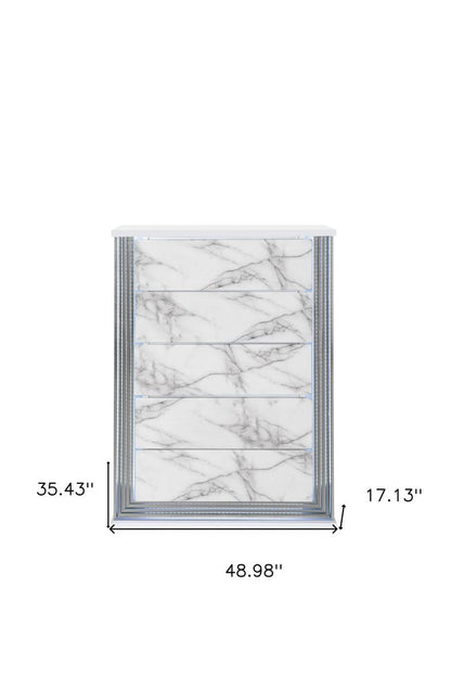 Cómoda de cinco cajones iluminada de 49" con imitación de mármol blanco y plateado