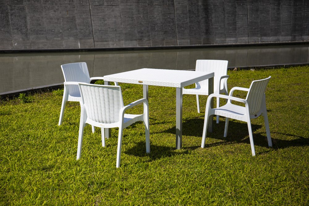 Juego de cuatro sillas apilables para exteriores de 61 cm de ratán sintético blanco de plástico resistente