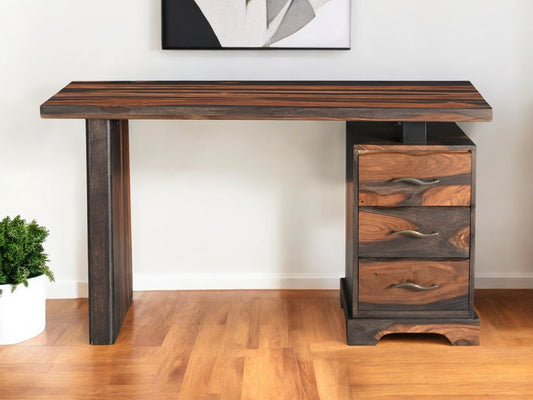 Escritorio de madera maciza de 54" con borde natural marrón y tres cajones