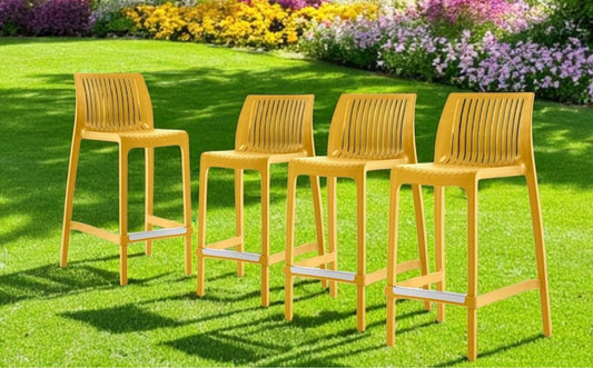 Juego de cuatro sillas de bar para exteriores de 26" de plástico resistente, color amarillo, con respaldo bajo y altura de mostrador