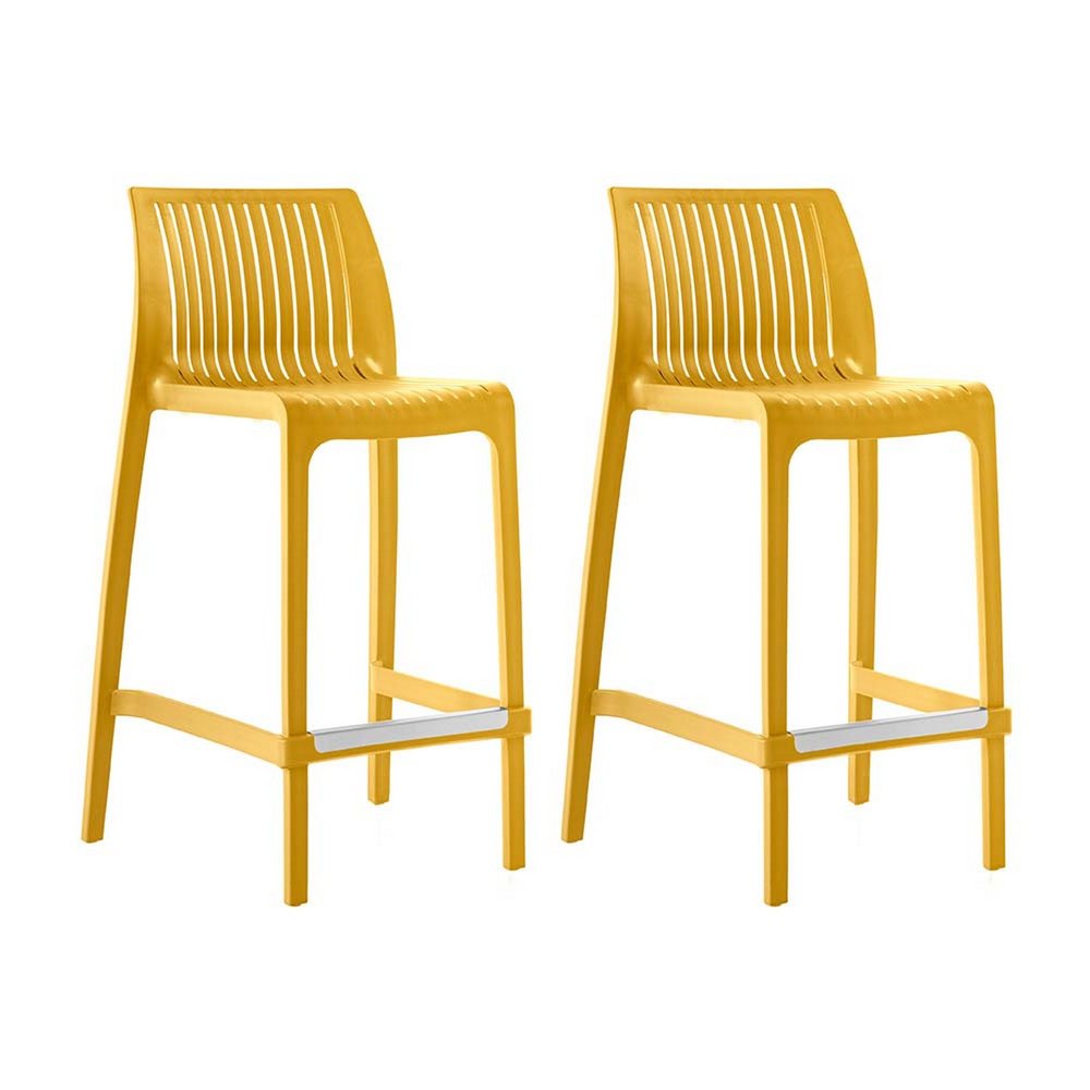 Juego de cuatro sillas de bar para exteriores de 26" de plástico resistente, color amarillo, con respaldo bajo y altura de mostrador