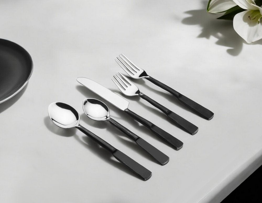 Juego de mesa de cinco piezas de acero inoxidable negro mate forjado a mano