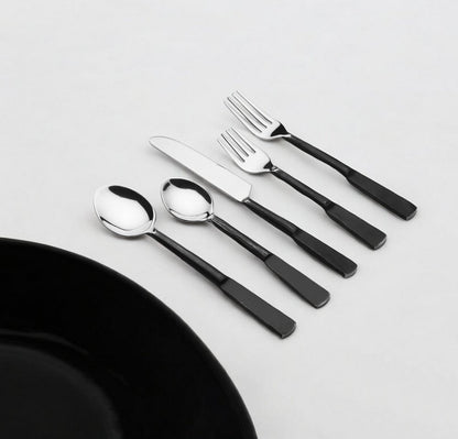 Juego de mesa de cinco piezas de acero inoxidable negro mate forjado a mano