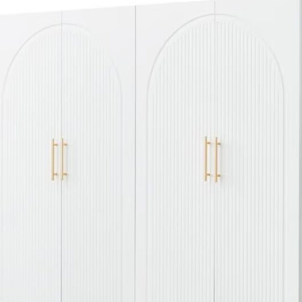 Cómoda combinada de cuatro puertas y cuatro cajones con diseño geométrico tallado en blanco de 74"